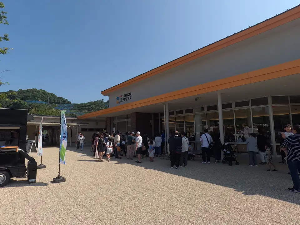 Roadside stop market